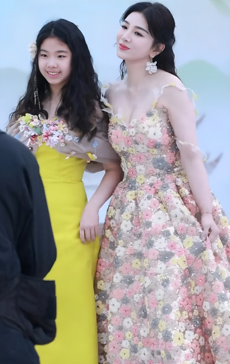 Tiểu Yến Tử Huỳnh Dịch xuất hiện với ngoại hình gây shock