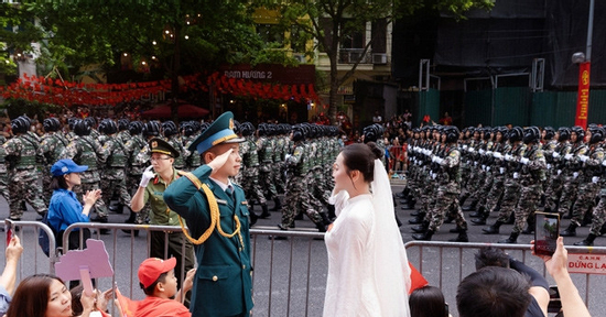 Chờ suốt 1 ngày 1 đêm, cặp đôi chụp ảnh cưới giữa khung cảnh tổng duyệt diễu binh gây sốt mạng