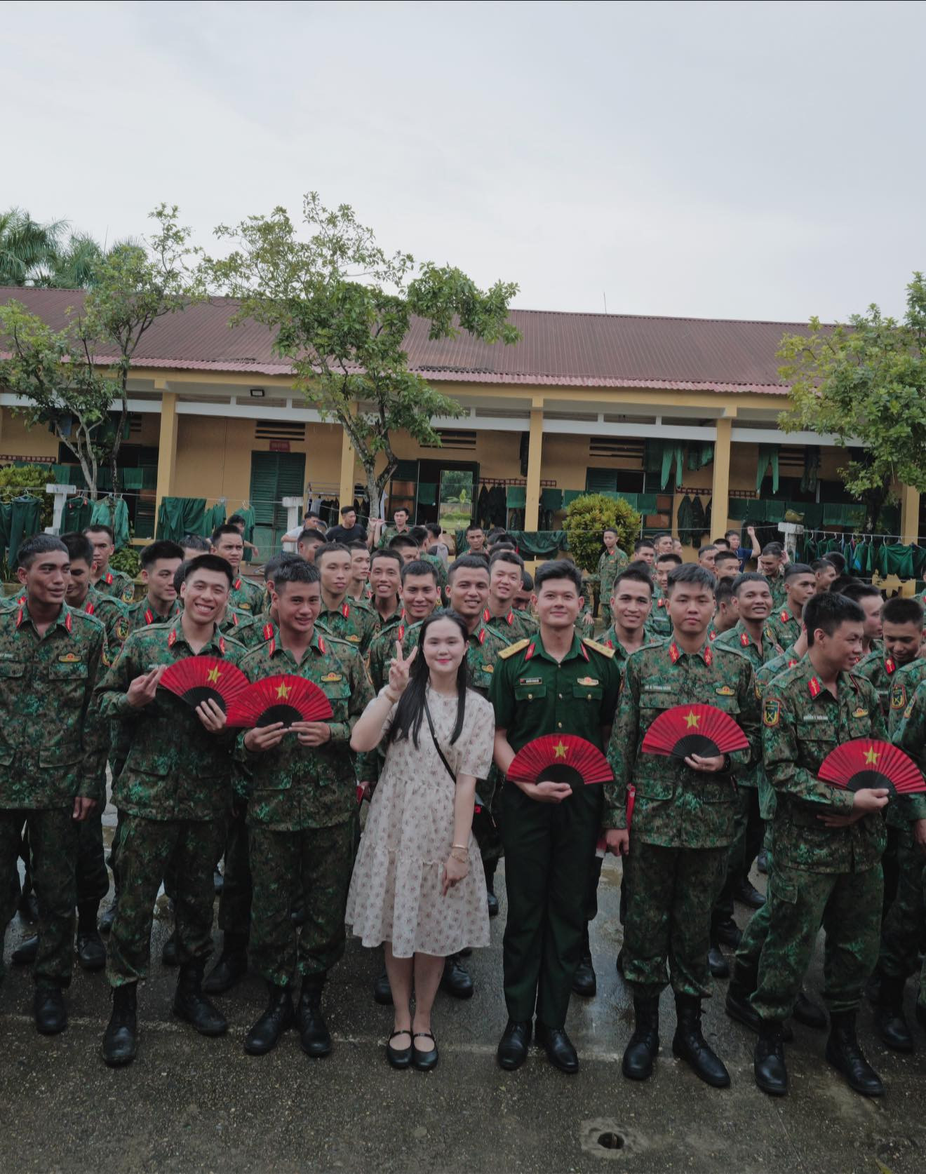 Đỗ Duy Mạnh cũng phải ra mặt nhắc nhở khi vợ vô số lần bị chê phong cách ăn mặc lạ