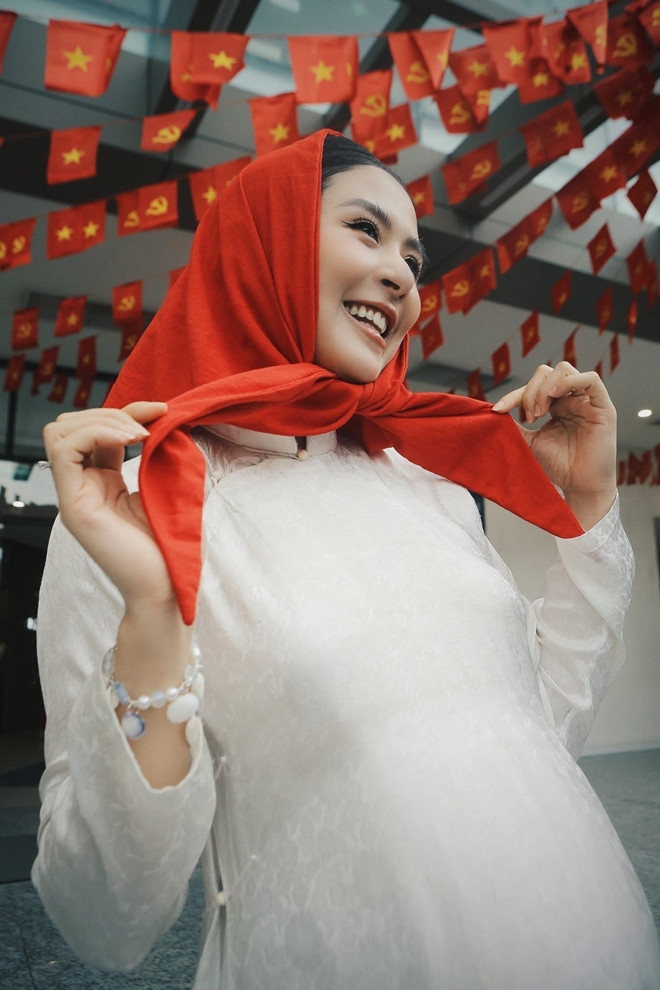 Hoa hậu Ngọc Hân mặc áo dài mừng Tết Độc Lập nhan sắc mẹ bầu được khen hết lời