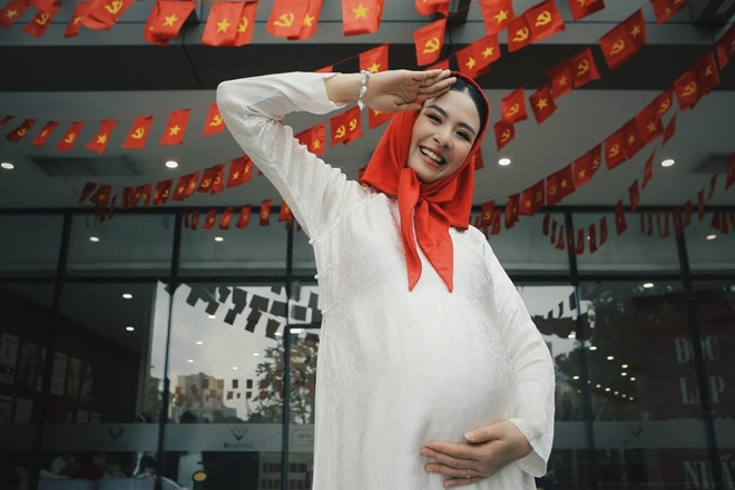 Hoa hậu Ngọc Hân mặc áo dài mừng Tết Độc Lập nhan sắc mẹ bầu được khen hết lời