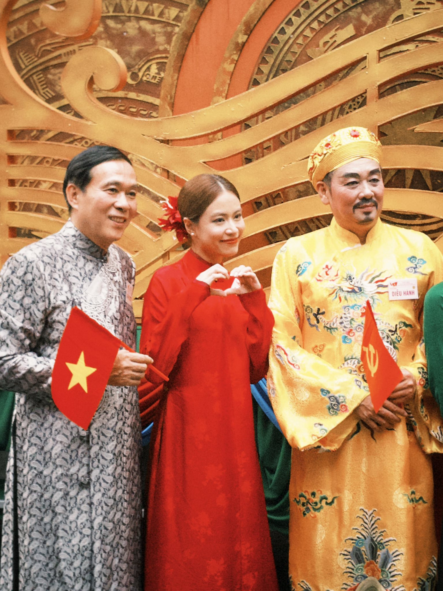 Hoàng Thùy Linh nổi bật khi diện áo dài đỏ tham gia diễu hành A80- Ảnh 8.