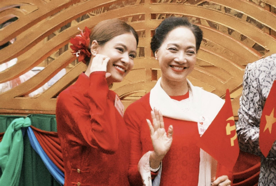 Hoàng Thùy Linh nổi bật khi diện áo dài đỏ tham gia diễu hành A80