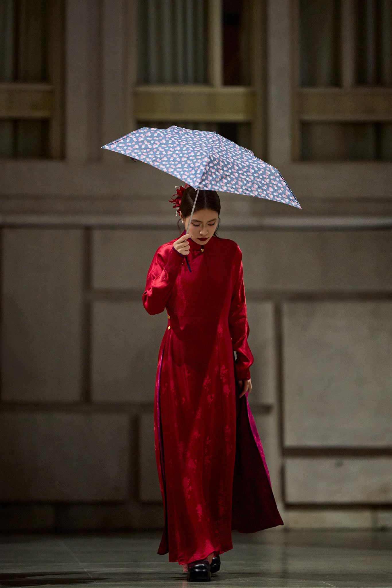 Hoàng Thùy Linh nổi bật khi diện áo dài đỏ tham gia diễu hành A80- Ảnh 13.