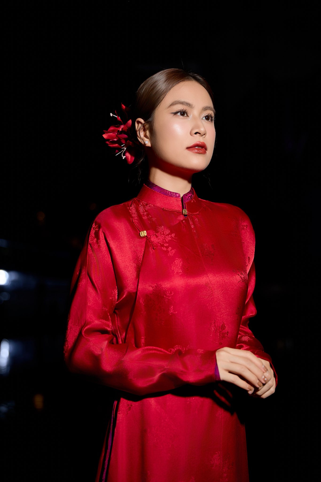 Hoàng Thùy Linh nổi bật khi diện áo dài đỏ tham gia diễu hành A80- Ảnh 11.