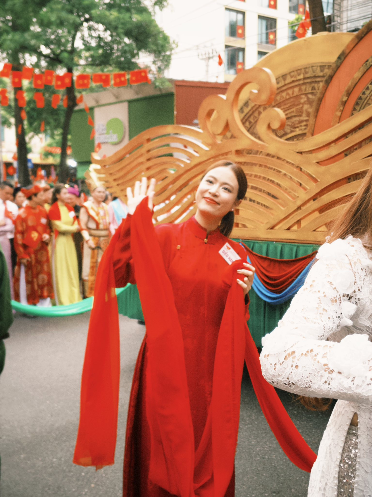 Hoàng Thùy Linh nổi bật khi diện áo dài đỏ tham gia diễu hành A80- Ảnh 5.