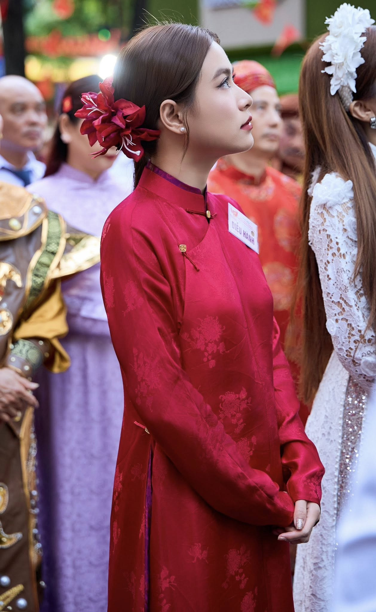 Hoàng Thùy Linh nổi bật khi diện áo dài đỏ tham gia diễu hành A80- Ảnh 2.
