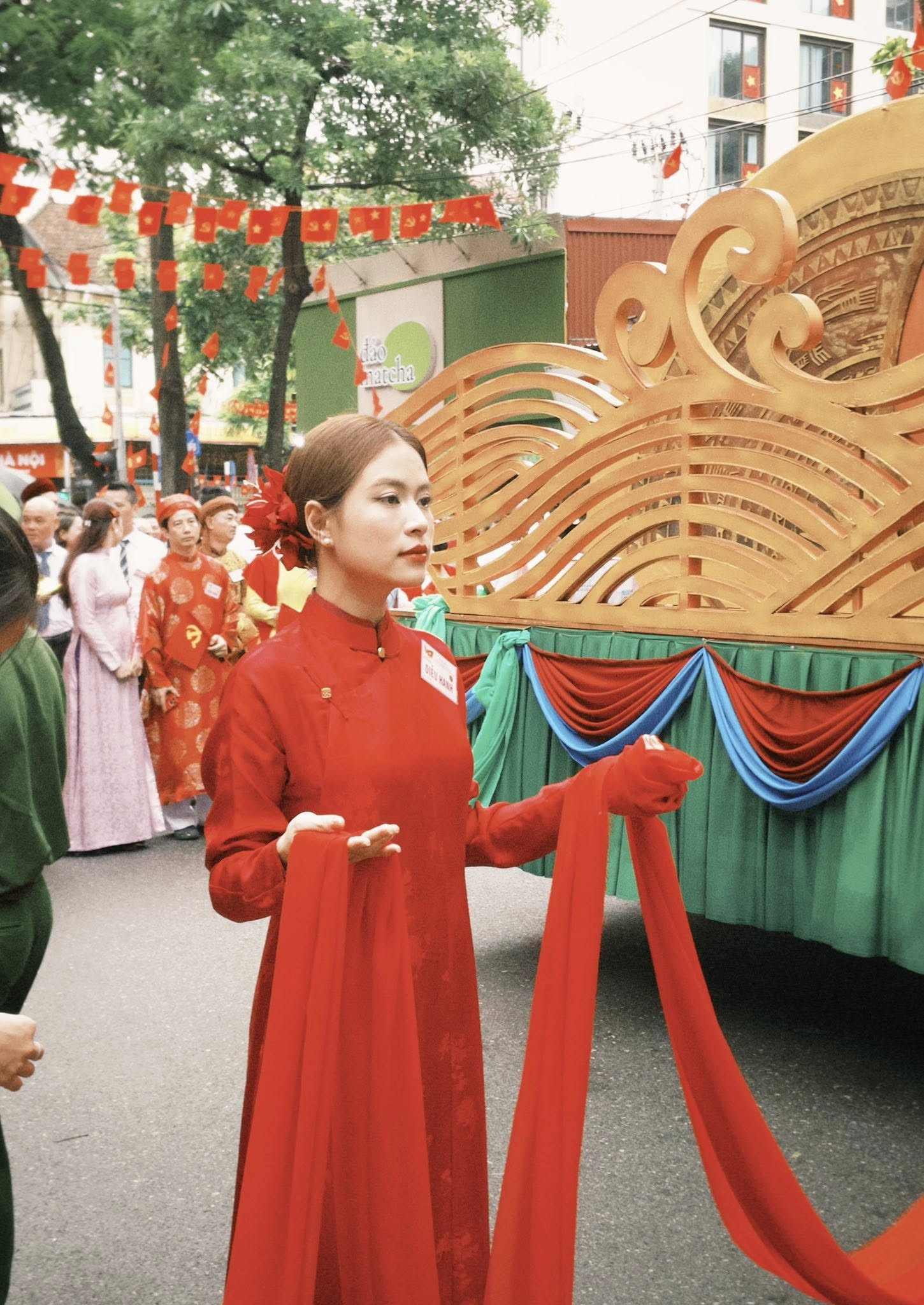 Hoàng Thùy Linh nổi bật khi diện áo dài đỏ tham gia diễu hành A80- Ảnh 4.