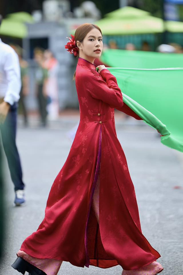 Hoàng Thùy Linh nổi bật khi diện áo dài đỏ tham gia diễu hành A80- Ảnh 3.