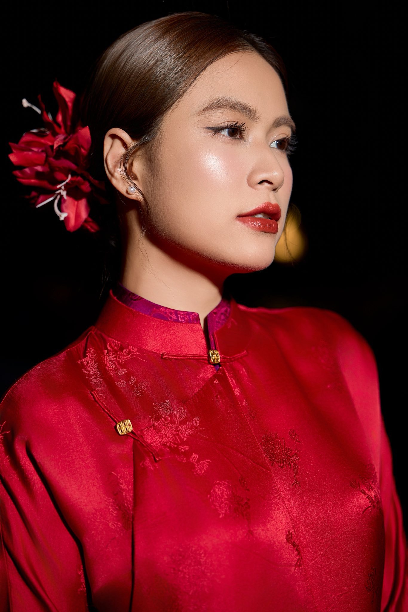 Hoàng Thùy Linh nổi bật khi diện áo dài đỏ tham gia diễu hành A80- Ảnh 10.