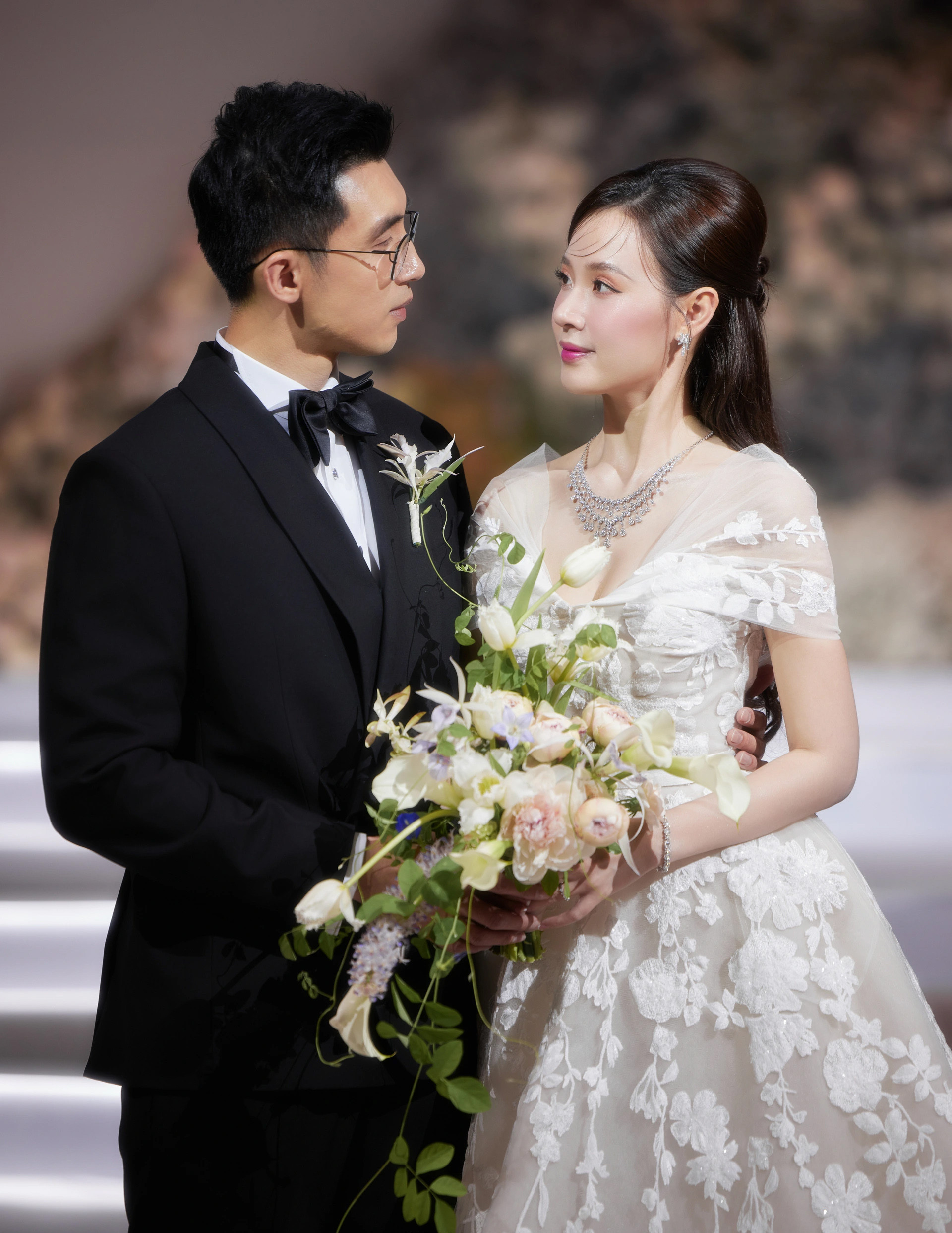 Midu khoe ảnh tình từ bên ông xã đại gia dịp 29