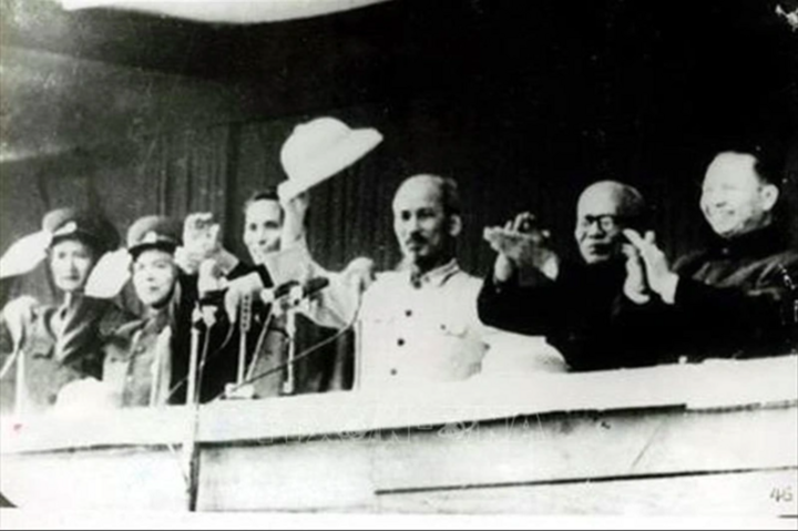 Chủ tịch Hồ Chí Minh (giữa), Đại tướng Võ Nguyên Giáp (thứ 2 từ trái sang) cùng các vị lãnh đạo Đảng và Nhà nước ra mắt quốc dân đồng bào trong buổi lễ tại quảng trường Ba Đình ngày 1/1/1955. (Ảnh: TTXVN)