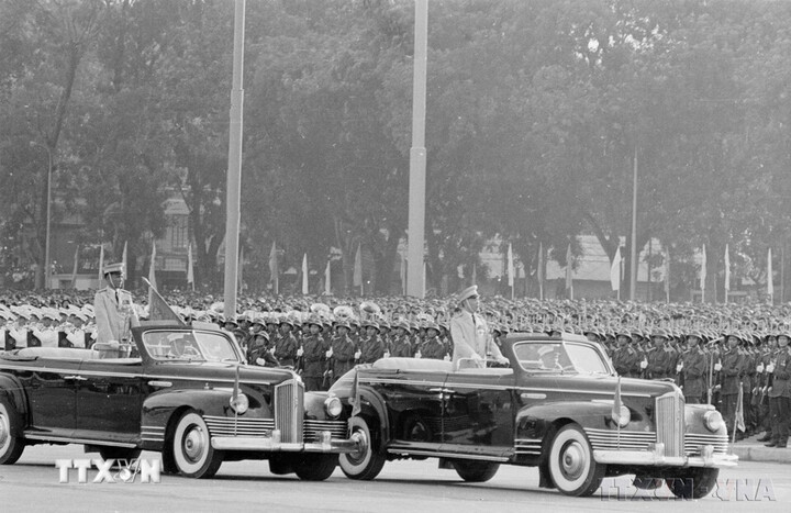 Đại tướng Võ Nguyên Giáp duyệt đội ngũ các đơn vị tham gia lễ duyệt binh. Ảnh: TTXVN