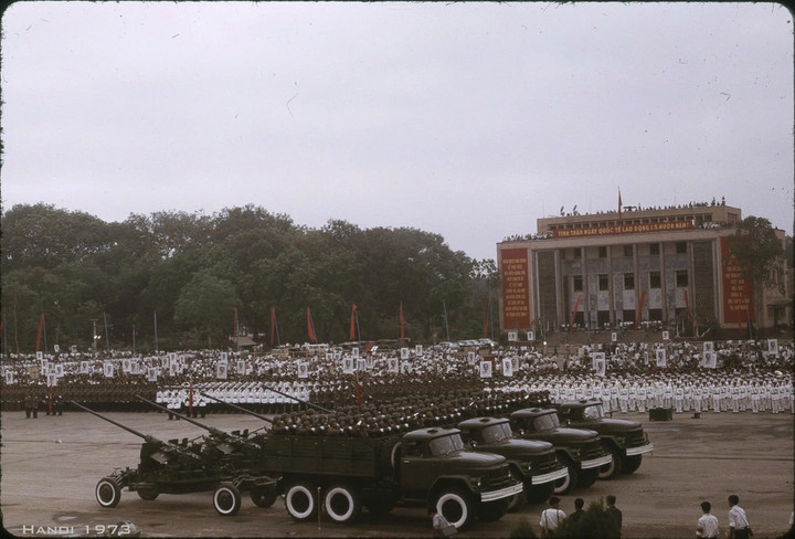 Hình ảnh lễ duyệt binh ngày 1/5/1973 trên Quảng trường Ba Đình (Hà Nội) do nhiếp ảnh gia người Đức Thomas Billhardt ghi lại (Ảnh tư liệu).