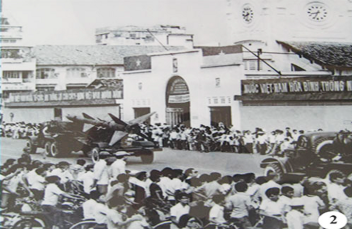 Đoàn xe tên lửa của Trung đoàn 263 tham gia lễ duyệt binh trên đường phố Sài Gòn ngày 15/5/1975 được nhân dân mừng đón. (Ảnh tư liệu)