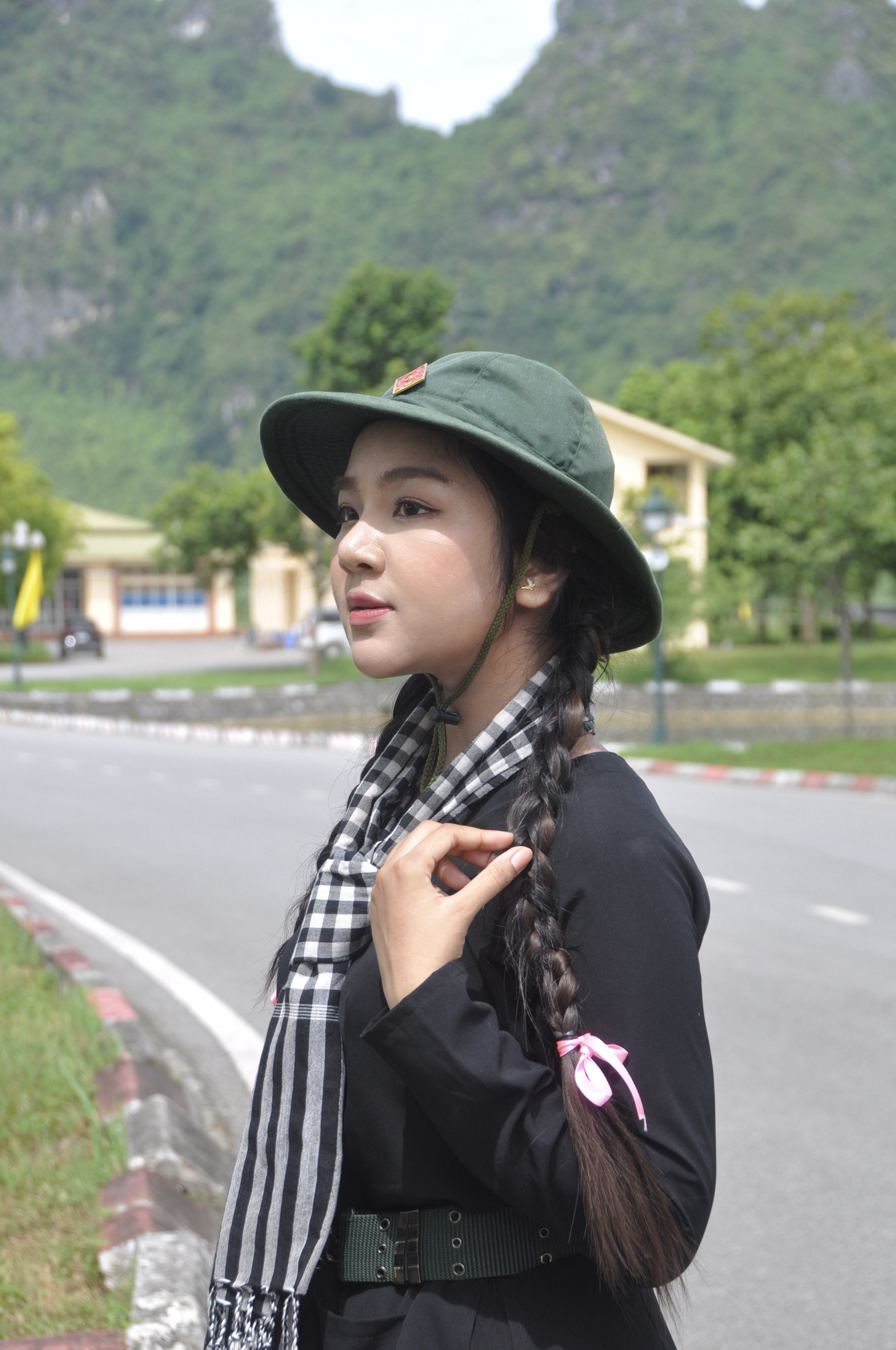 Profile đỉnh nóc của nữ du kích miền Nam được bố mẹ đóng khung tranh treo khắp quán cà phê