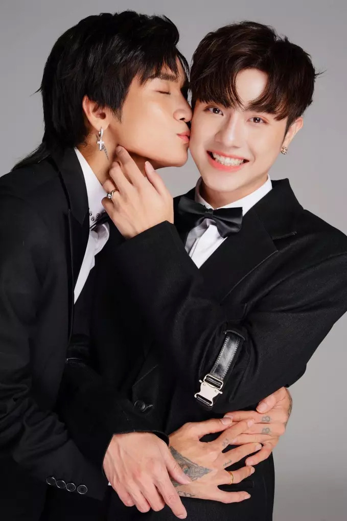 Rò rỉ clip BB Trần cầu hôn bạn trai đồng giới sau hơn 10 năm hẹn hò