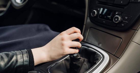 Chuyện gì xảy ra nếu bạn chuyển số lùi, về R khi đang lái xe?