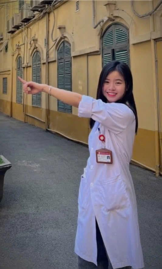 Danh tính tân bác sĩ nội trú khiến cư dân mạng phát sốt vì mặt xinh học đỉnh
