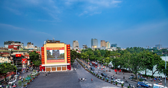 Hà Nội nói gì về Quảng trường Đông Kinh Nghĩa Thục với màn hình LED màu sắc quá nổi?