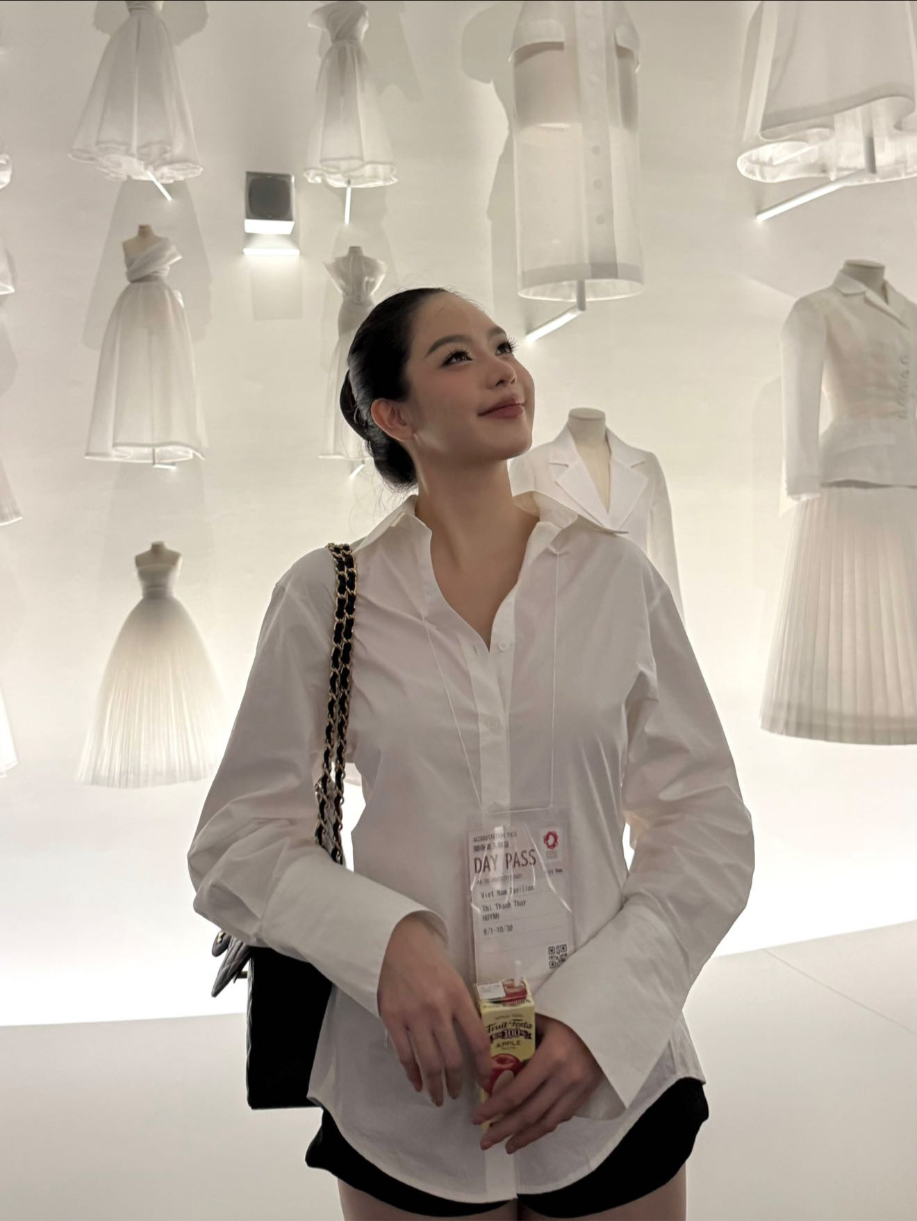 Hoa hậu Thanh Thủy xách túi 300 triệu theo kiểu mời trộm xơi khiến dân mạng lo nơm nớp