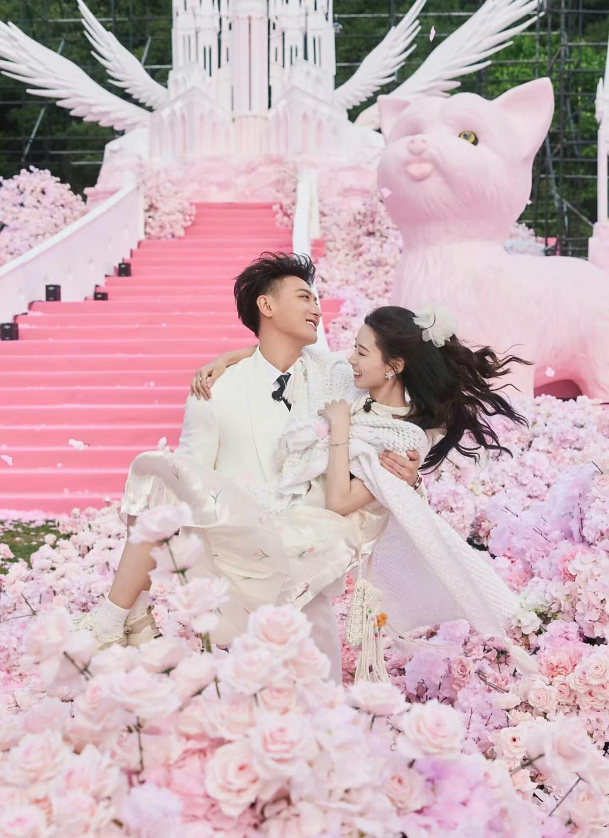 Cặp đôi chủ tịch nàng thơ đi chụp ảnh cưới hé lộ thời gian tổ chức hôn lễ