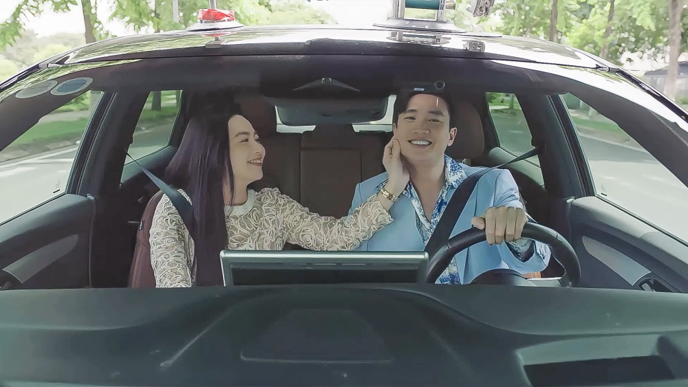 Diễn cảnh tình tứ với Quốc Trường Lê Khánh bất ngờ gọi điện ‘báo cáo’ chồng