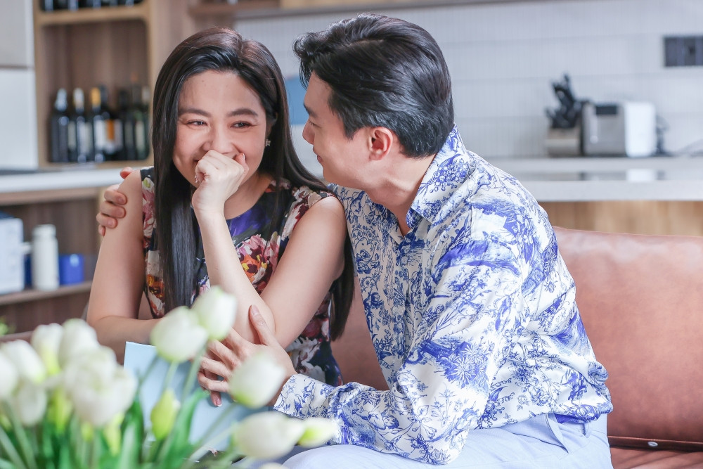 Diễn cảnh tình tứ với Quốc Trường Lê Khánh bất ngờ gọi điện ‘báo cáo’ chồng