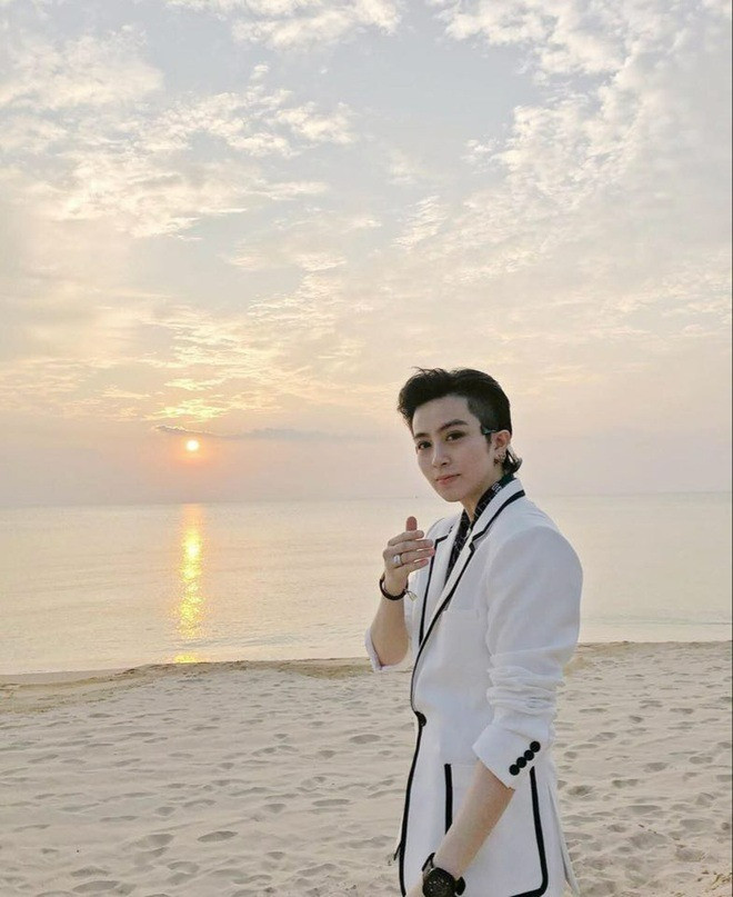 Gil Lê kín như bưng trong khoảnh khắc thân mật cùng Xoài Non trên biển