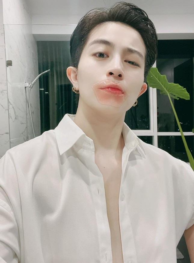 Gil Lê kín như bưng trong khoảnh khắc thân mật cùng Xoài Non trên biển