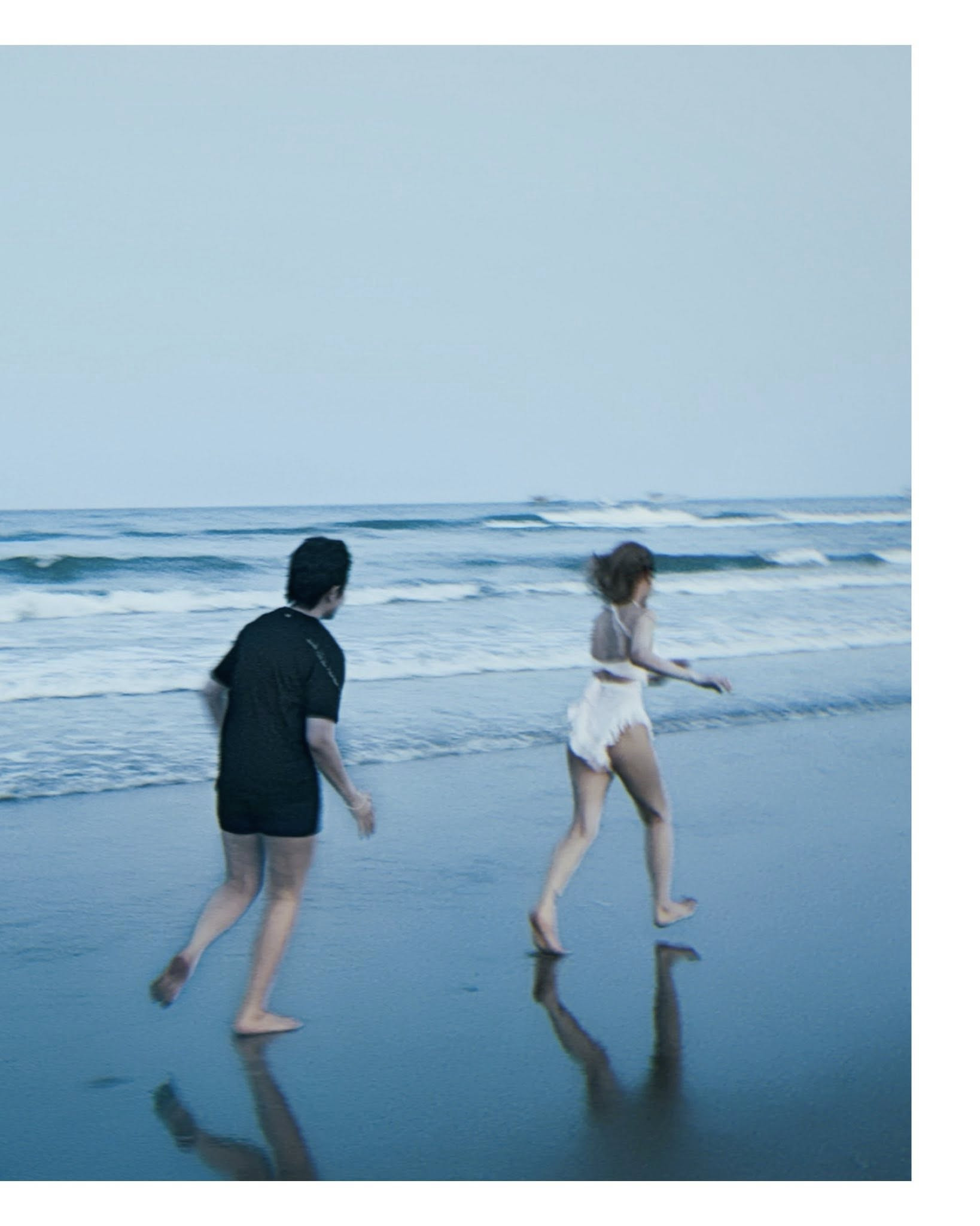 Gil Lê kín như bưng trong khoảnh khắc thân mật cùng Xoài Non trên biển