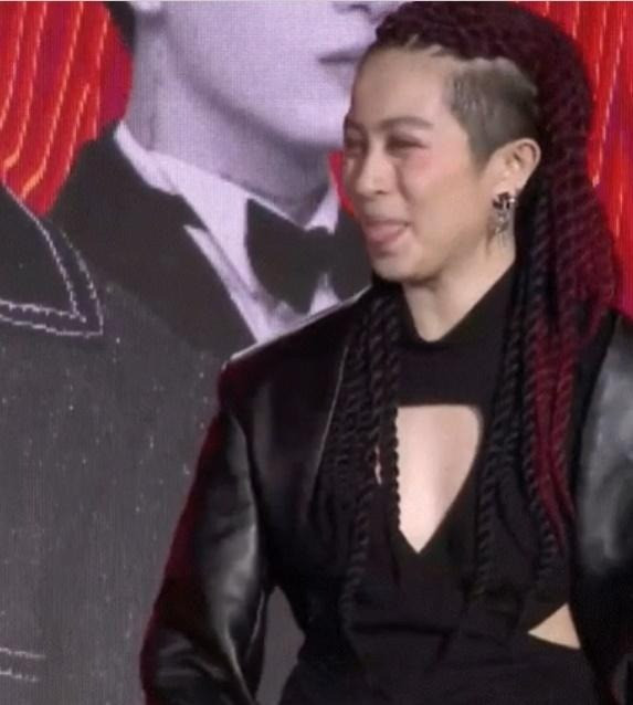 Gil Lê kín như bưng trong khoảnh khắc thân mật cùng Xoài Non trên biển