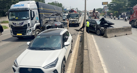 Hiện trường 8 ô tô tông liên hoàn trên quốc lộ: Xe lật, bánh văng, khách hoảng loạn