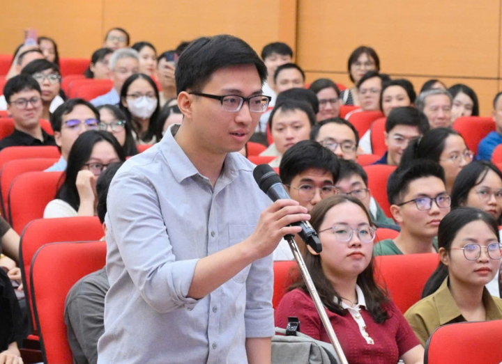 Vượt qua gần 1.000 thí sinh, Vũ Ngọc Duy (sinh năm 2001) trở thành thủ khoa kỳ thi bác sĩ nội trú của trường Đại học Y Hà Nội năm nay với 25,09/30 điểm. Giành thứ hạng cao nhất trong kỳ thi này, Duy là người đầu tiên được quyền lựa chọn chuyên ngành nội trú. Tân bác sĩ quyết định gắn bó lâu dài với chuyên ngành Sản phụ khoa. (Ảnh: Nhà trường)