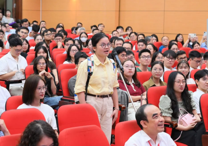 Khoảnh khắc tân bác sĩ nội trú Đặng Thị Ngọc Linh chọn chuyên ngành Nội tim mạch, khiến hội trường reo hò và vỗ tay không ngớt. Dù nằm trong top 5 và có quyền chọn nhiều chuyên ngành hot, Ngọc Linh vẫn quyết tâm theo đuổi Nội tim mạch - một trong những chuyên khoa khó, khiến nhiều người khâm phục trước lựa chọn bản lĩnh của nữ bác sĩ.