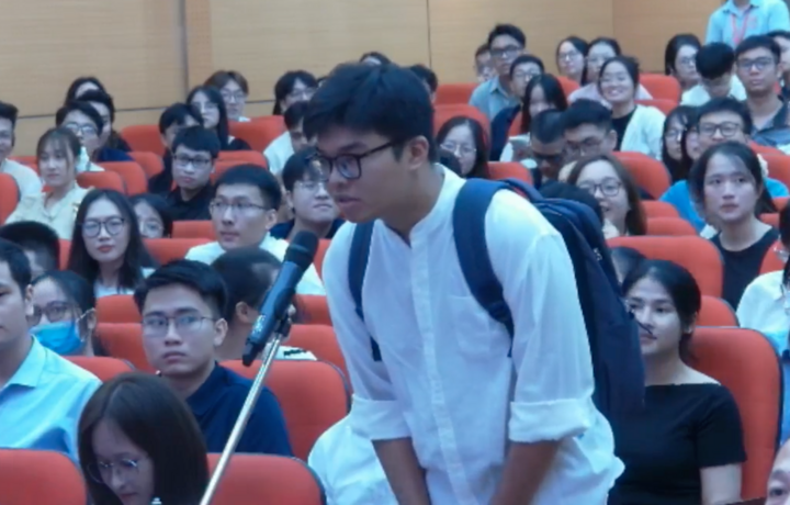 Thí sinh 61 Nguyễn Đình Hoàng khiến cả hội trường trầm trồ với quyết định không lựa chọn chuyên ngành. Trước đó, khi tham dự kỳ thi bác sĩ nội trú tại trường Đại học VinUni, Đình Hoàng xuất sắc đạt vị trí thủ khoa, chuyên ngành Gây mê hồi sức. Năm 2019, chàng trai này từng đại diện Việt Nam tranh tài tại Olympic Hóa học quốc tế ở Cộng hòa Pháp, vinh dự giành huy chương bạc.