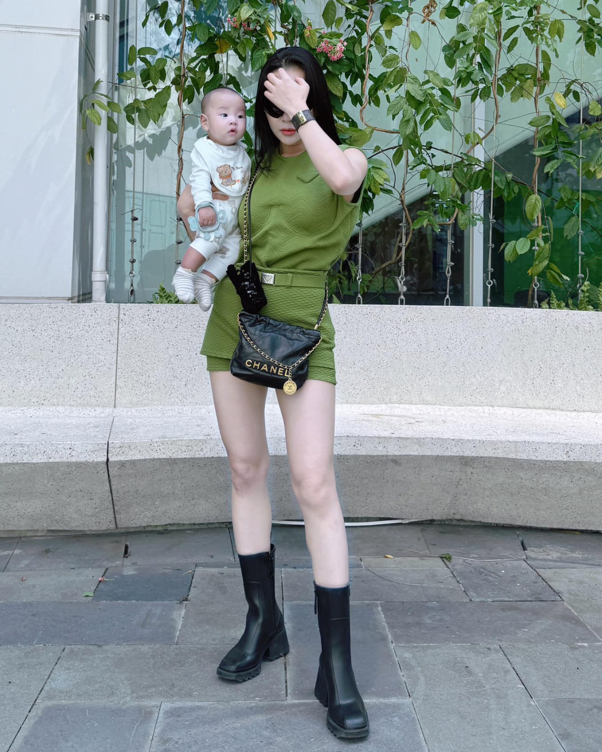 Phương Oanh bị khinh vì xài túi rẻ nhất hội ngoài đời ngược hoàn toàn khối người phải tắt điện