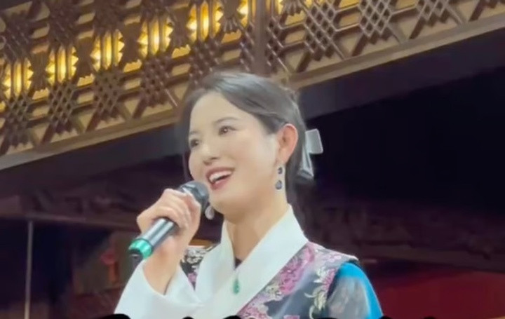 Dolma cố gắng đáp ứng mọi yêu cầu chụp ảnh, tạo dáng cùng người hâm mộ. (Ảnh: Handout)