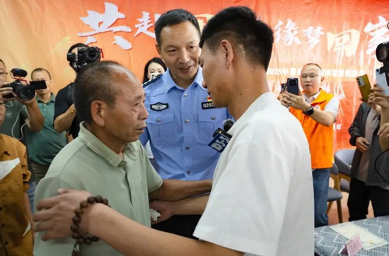 Bỏ nhà đi vì bị ông nội mắng, 26 năm sau, con trai ôm cha khóc tức tưởi