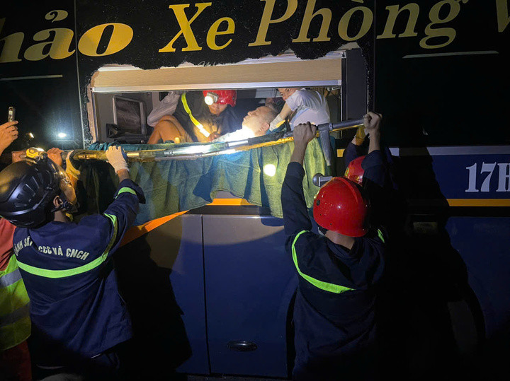 Cảnh sát đập kính, giải cứu hàng chục hành khách mắc kẹt.