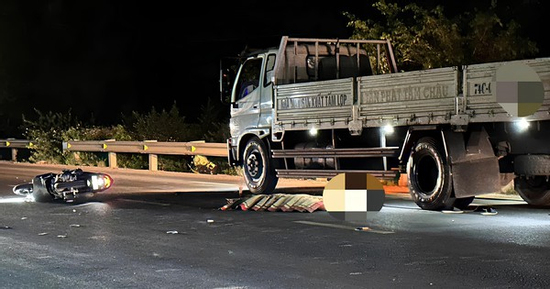 Đâm vào xe tải đậu bên đường, nam thanh niên 20 tuổi tử vong