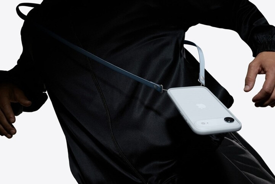 Dây đeo chéo iPhone giá hơn 1,6 triệu đồng: Có thể bị cắt trong chớp mắt?
