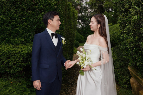 Hồ Quang Hiếu tung trọn bộ ảnh cưới với bà xã kém 17 tuổi