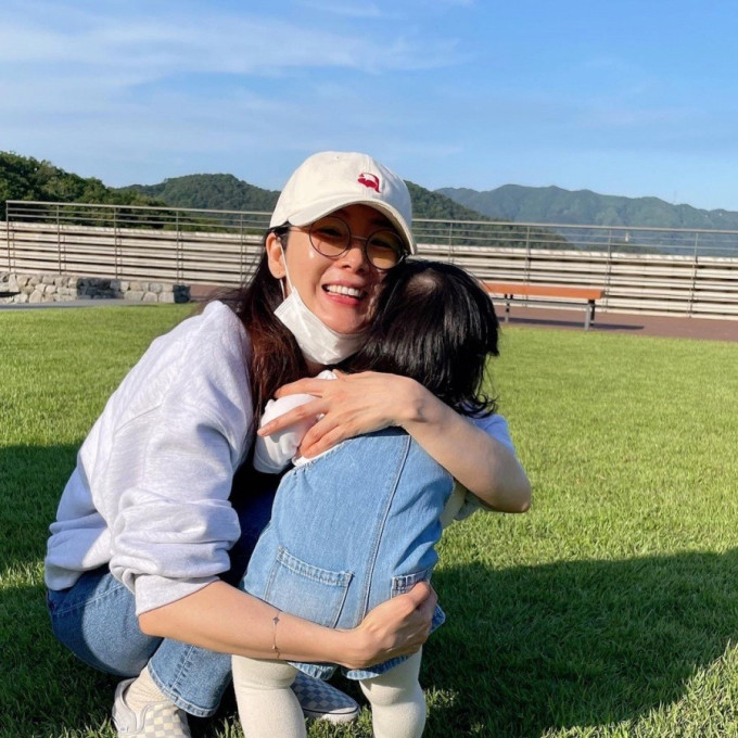 Nữ diễn viên suốt 7 năm giấu kín chồng kém tuổi, bị đồn