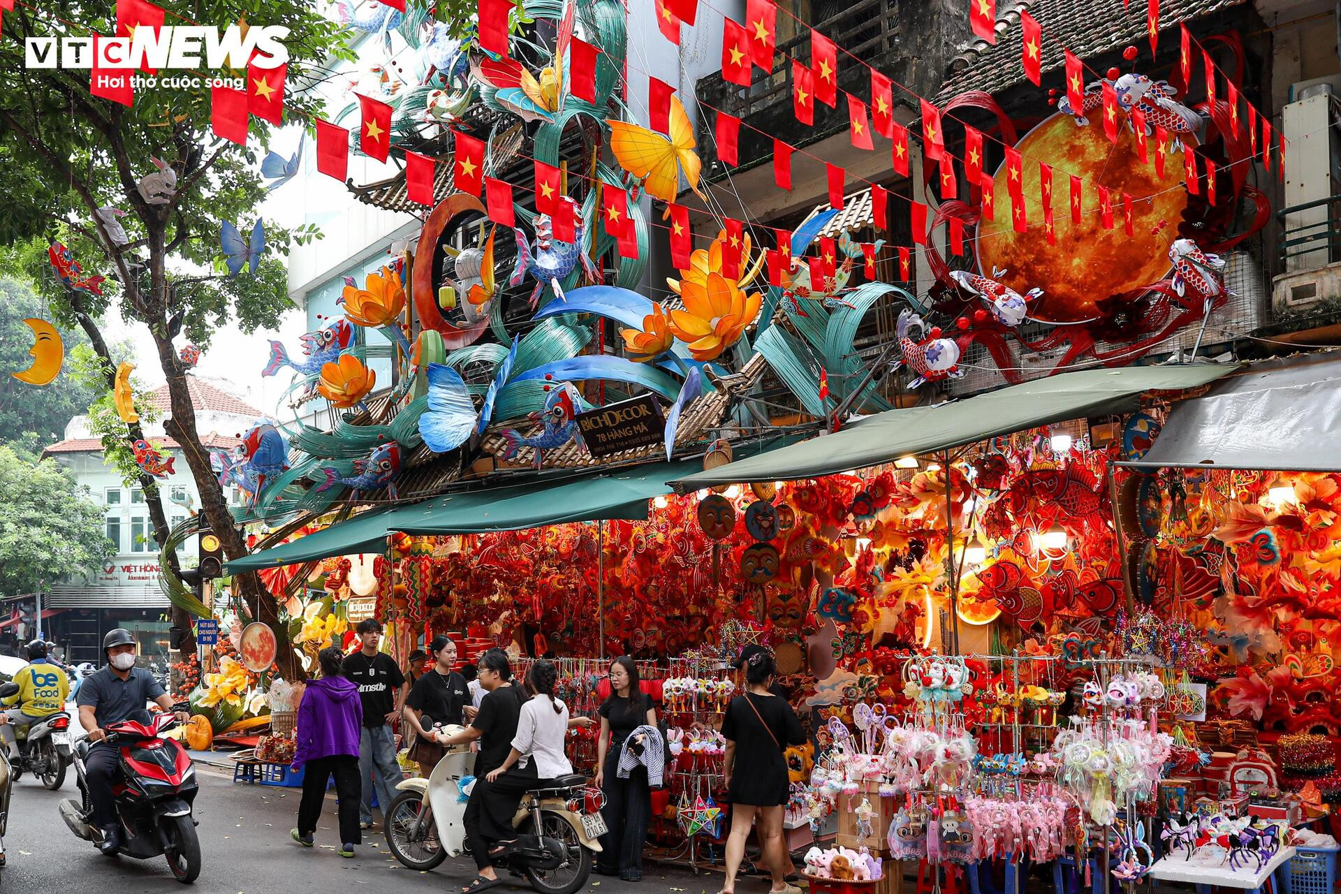 Phố cổ Hà Nội thay 'áo mới', rực rỡ đón trung thu - 1