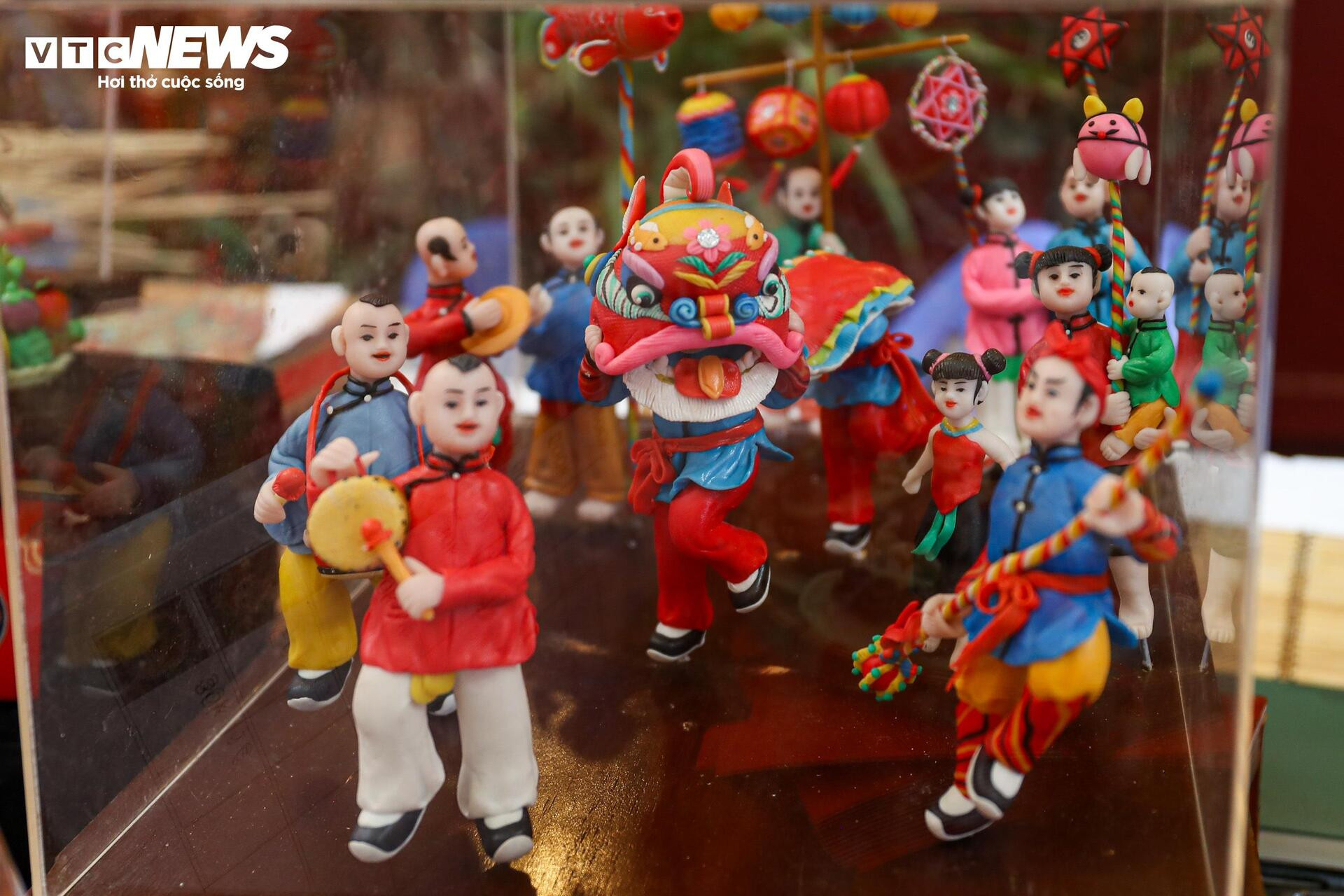 Phố cổ Hà Nội thay 'áo mới', rực rỡ đón trung thu - 13