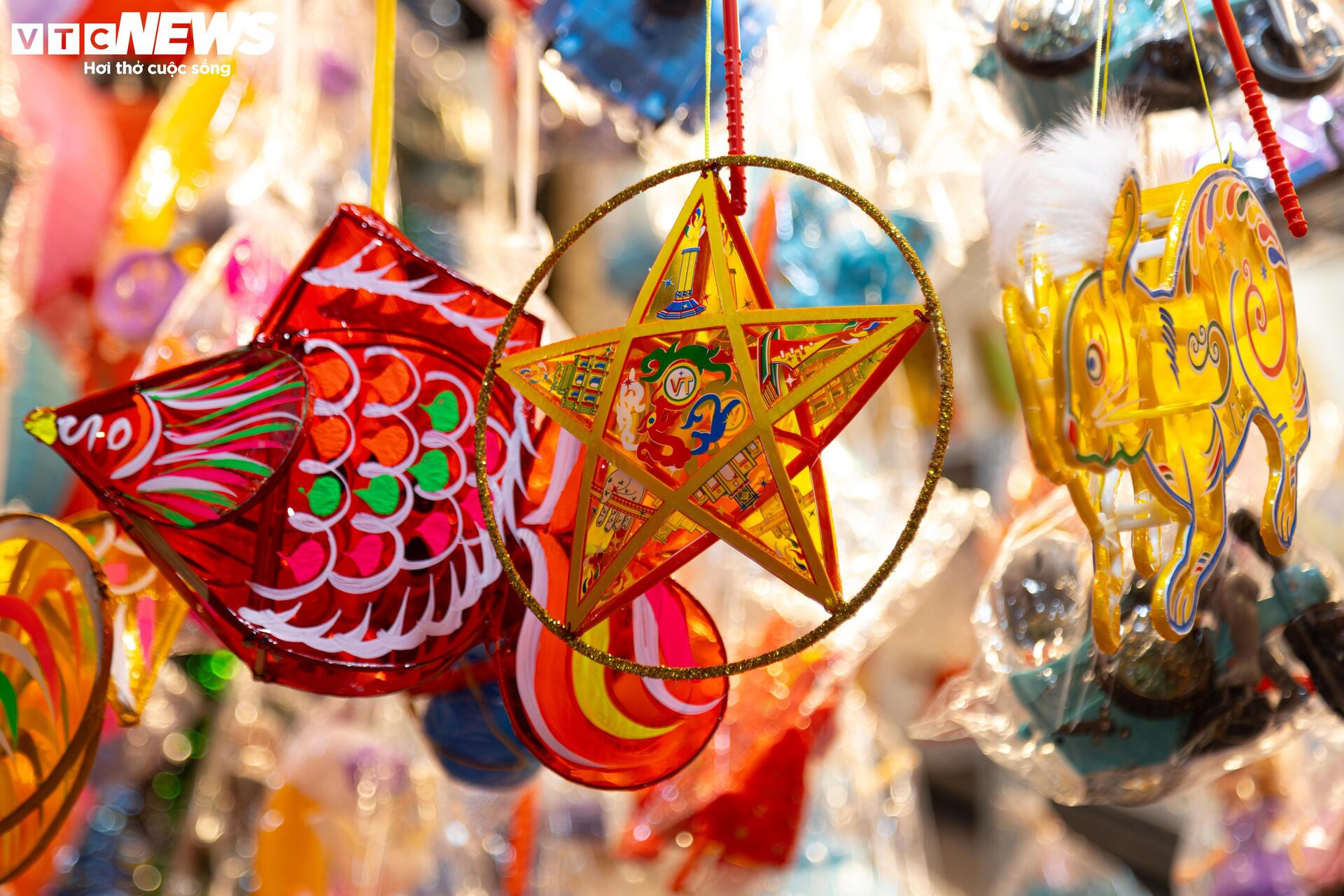 Phố cổ Hà Nội thay 'áo mới', rực rỡ đón trung thu - 8