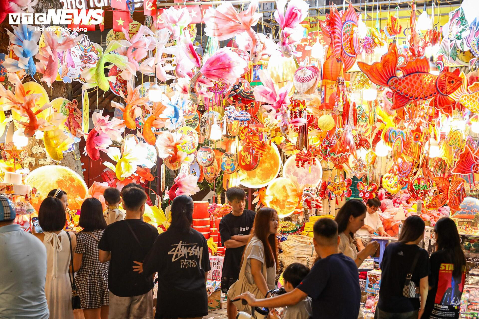 Phố cổ Hà Nội thay 'áo mới', rực rỡ đón trung thu - 17