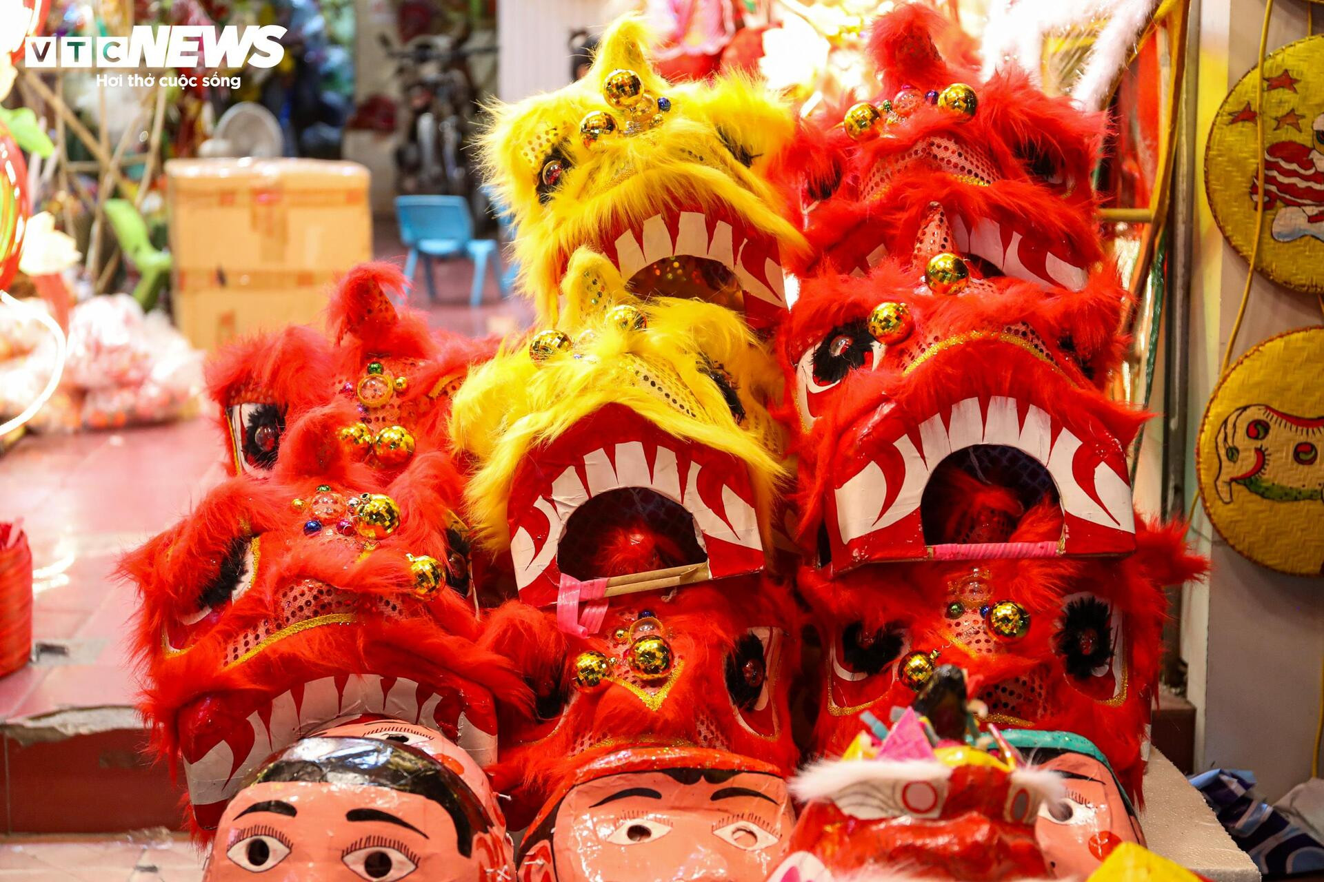 Phố cổ Hà Nội thay 'áo mới', rực rỡ đón trung thu - 9