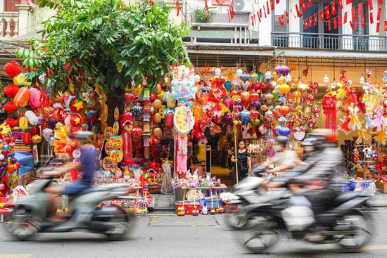 Phố cổ Hà Nội thay 'áo mới', rực rỡ đón trung thu